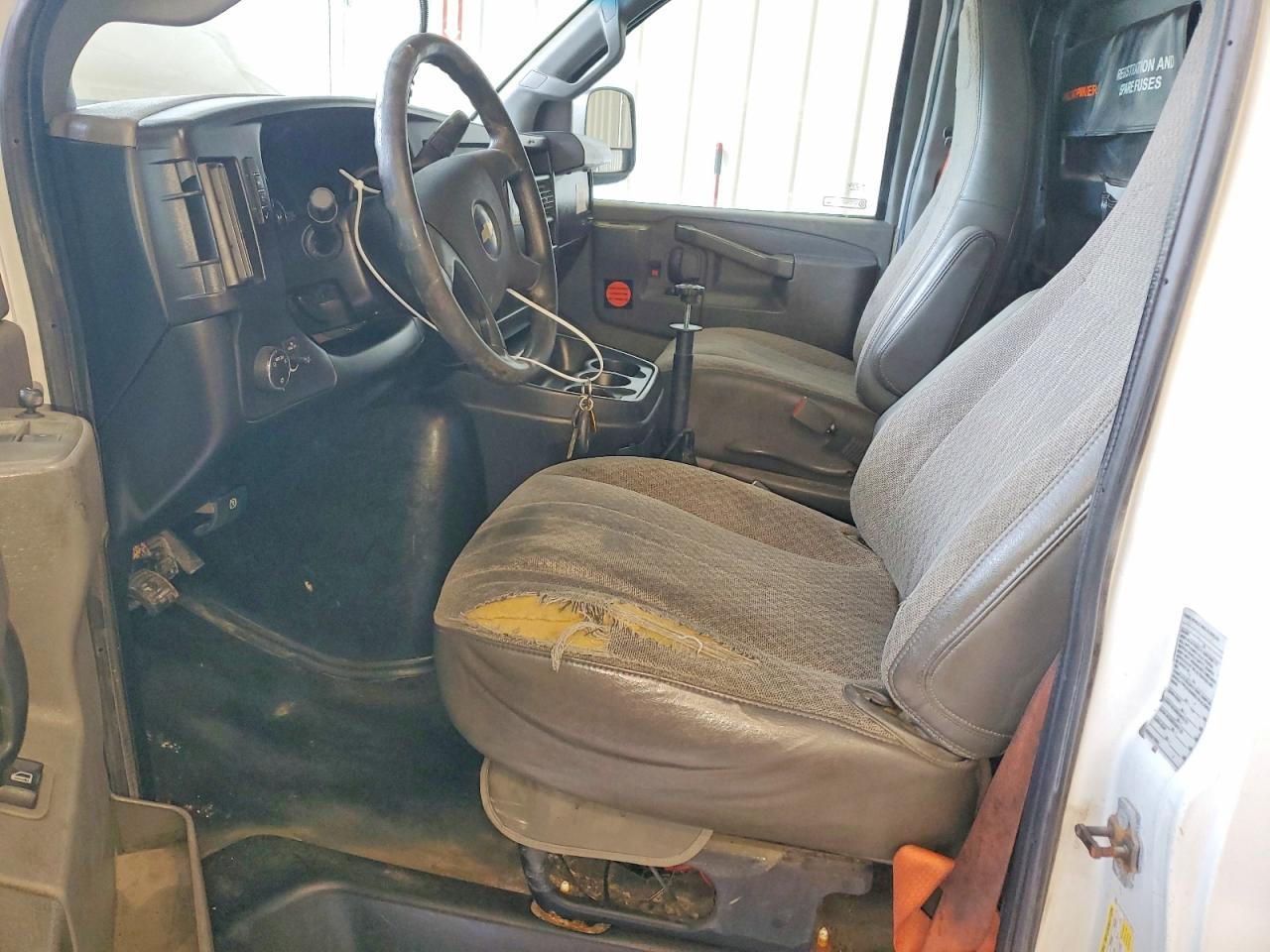 2019 Chevrolet Express VIN 1GCWGAF19K1236669 photo 7