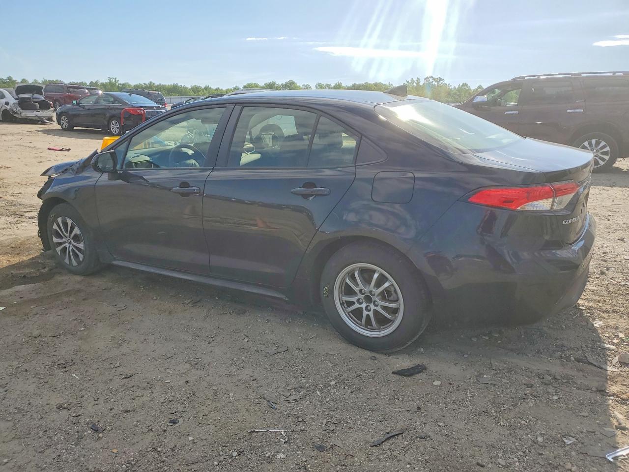 2022 Toyota Corolla VIN JTDEAMDE9NJ058187 photo 2