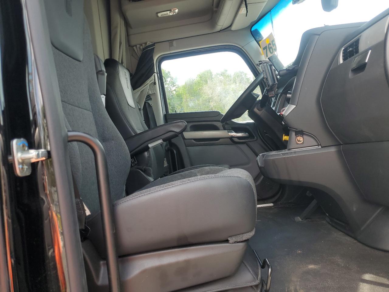 2024 KENWORTH Tractor VIN 1XKYD49X6RJ325312 photo 5
