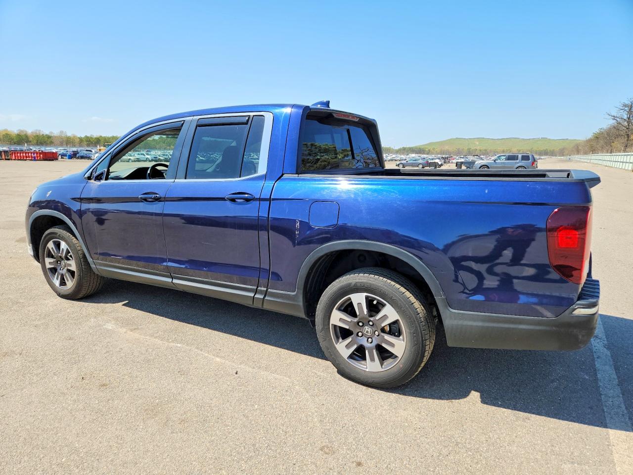 2019 Honda Ridgeline VIN 5FPYK3F57KB040122 photo 2