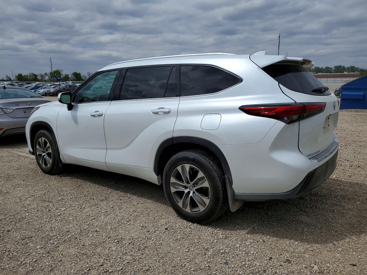 2022 Toyota Highlander VIN 5TDGZRBHXNS561502 photo 2