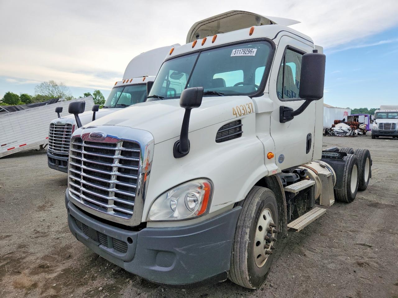 2019 FREIGHTLINER All other VIN 3AKJGBDV5KSKD0208 photo 2