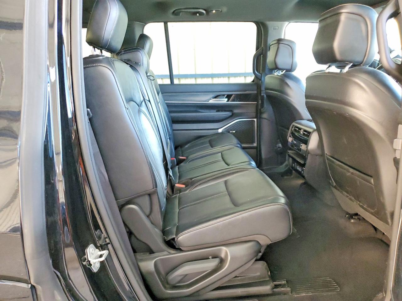 2024 Jeep Wagoneer VIN 1C4SJVBP6RS139208 photo 11