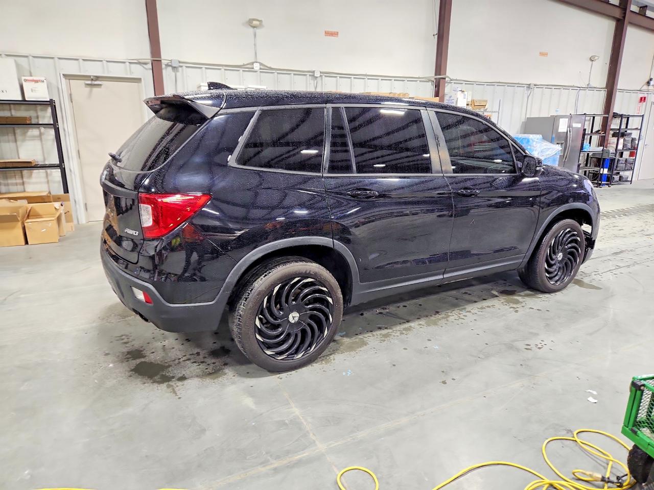 2021 Honda Passport VIN 5FNYF8H58MB011142 photo 3