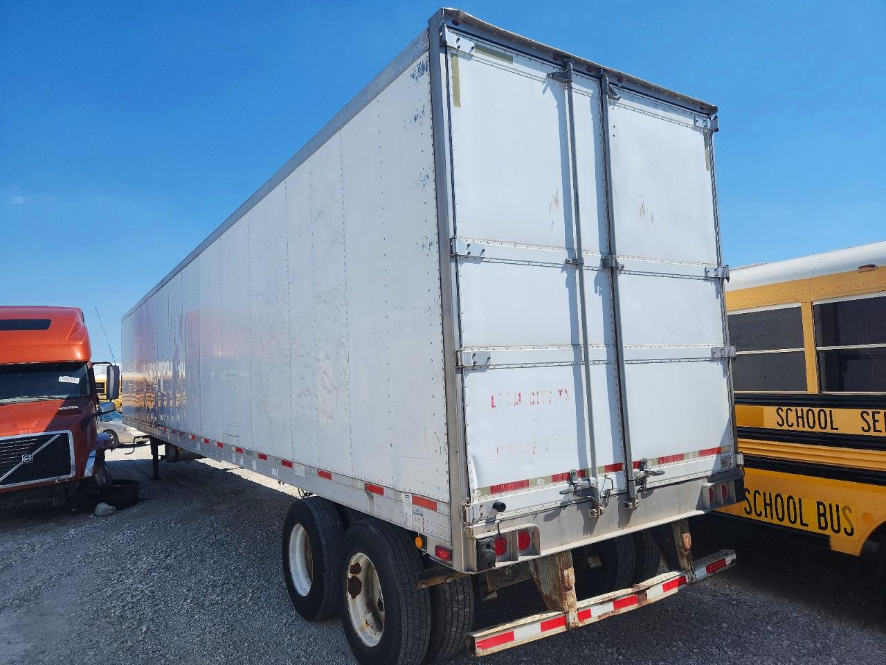 2010 UTILITY All models VIN 1UYVS2536AM935517 photo 3