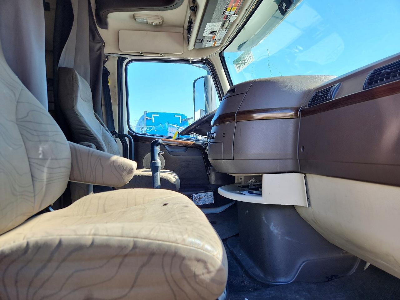 2014 Volvo Vn VIN 4V4NC9EH2EN170696 photo 5