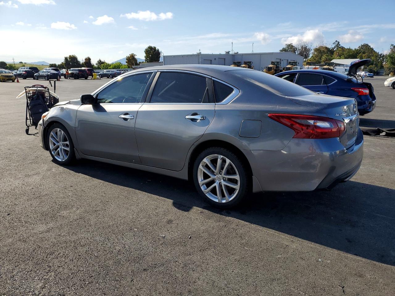 2018 Nissan Altima VIN 1N4AL3AP5JC275961 photo 2