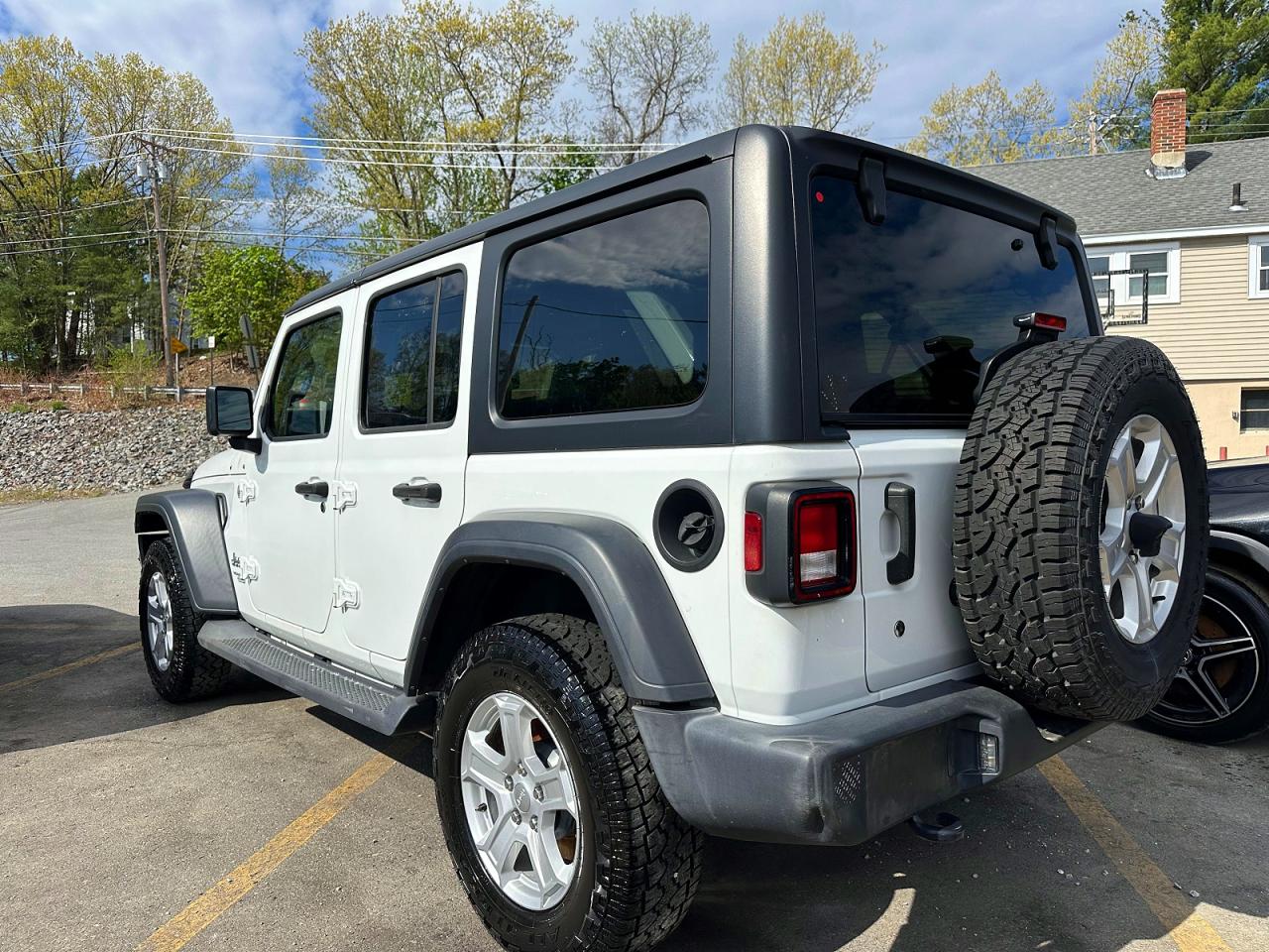2018 Jeep Wrangler / VIN 1C4HJXDG5JW162480 photo 2