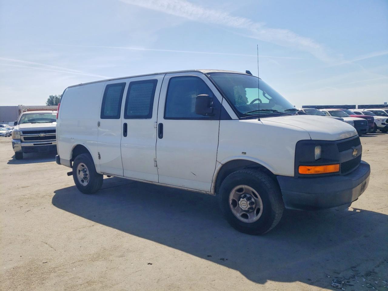 2016 Chev Express VIN 1GCWGAFF5G1199039 photo 4