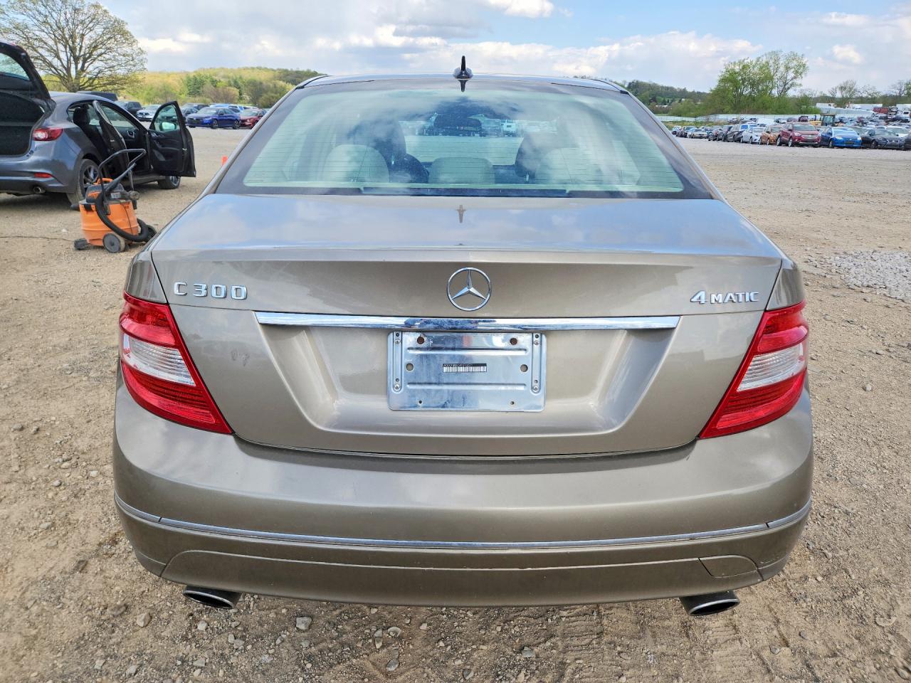 2010 Mercedes-Benz C class VIN WDDGF8BB2AR090071 photo 6