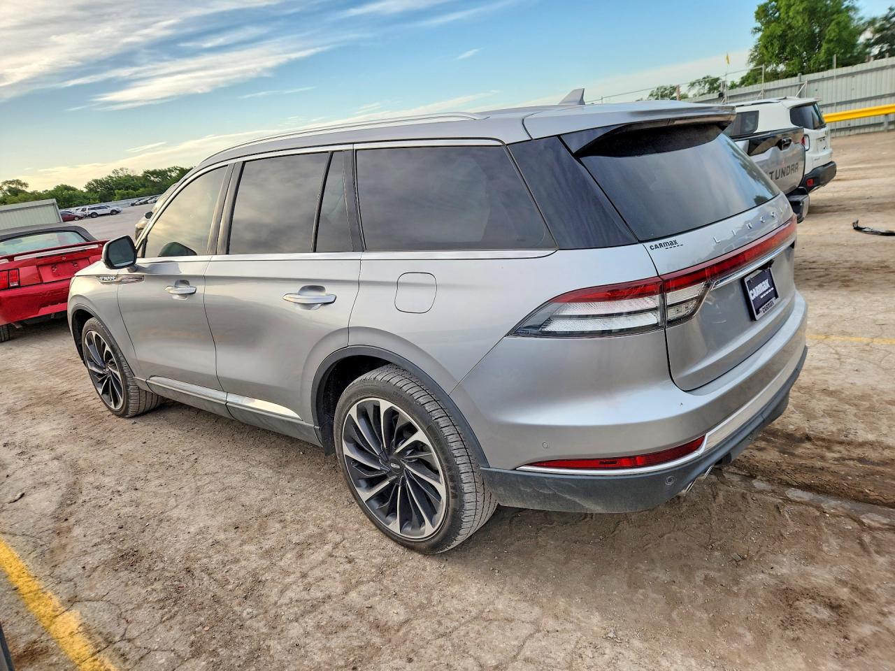 2020 Lincoln Aviator VIN 5LM5J7XC5LGL00567 photo 2