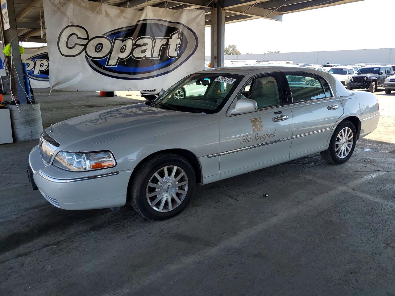 2007 Lincoln Towncar VIN 1LNHM81W57Y601629 photo 1
