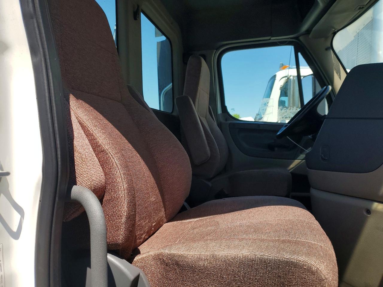 2017 FREIGHTLINER All other VIN 1FUJGEDR6HLHP3261 photo 6