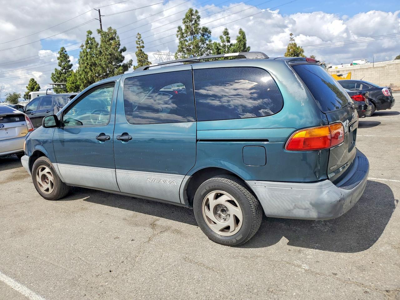 1998 Toyota Sienna VIN 4T3ZF13C6WU025460 photo 2