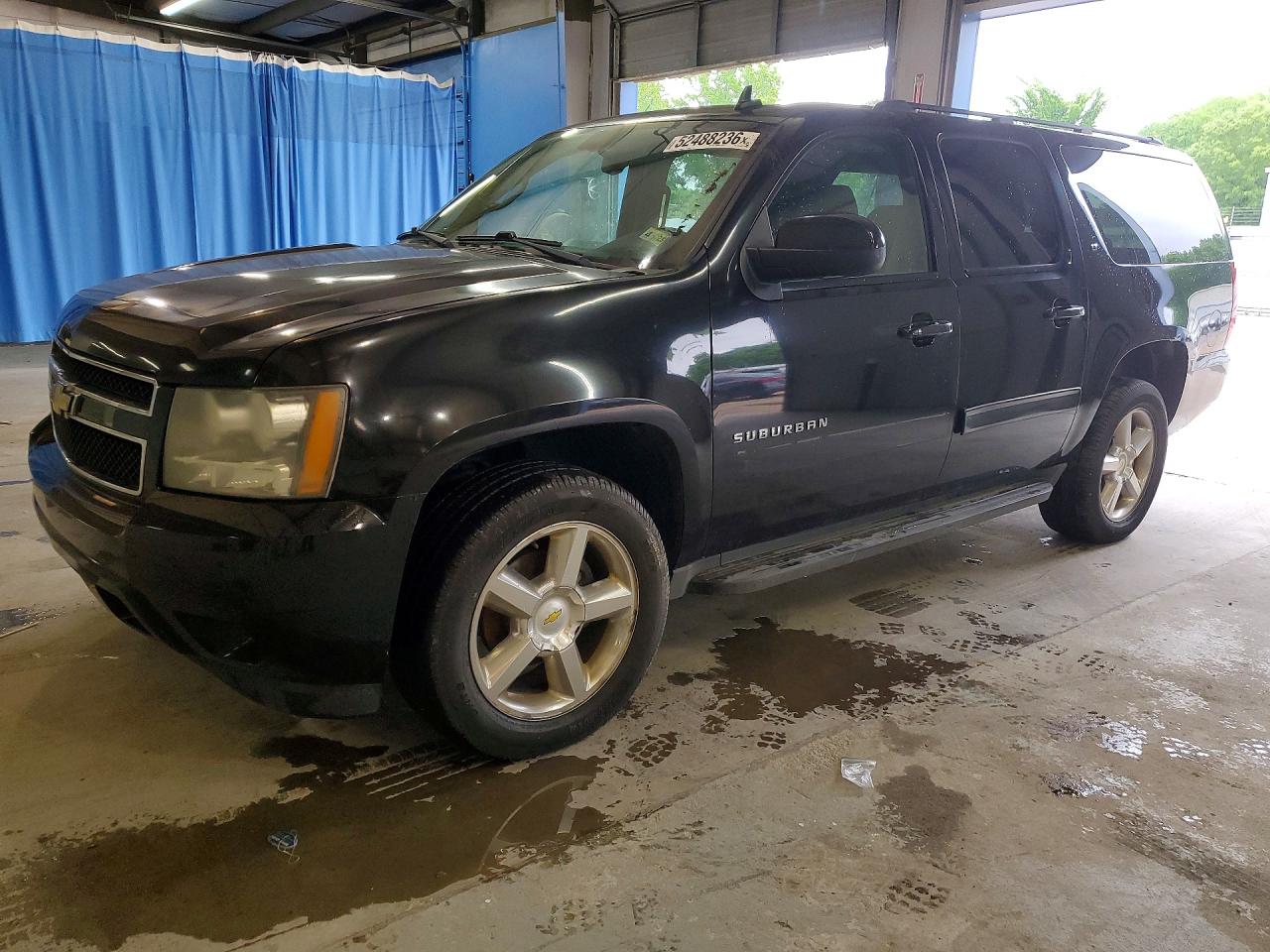2011 Chevrolet Suburban VIN 1GNSKJE37BR189943 photo 1