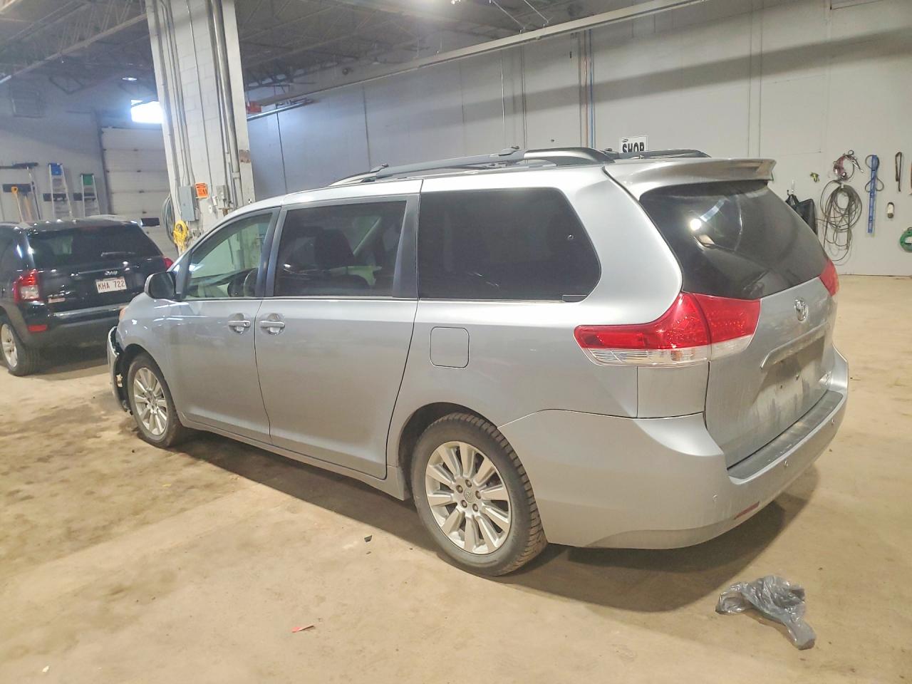2014 Toyota Sienna VIN 5TDDK3DC8ES093341 photo 2