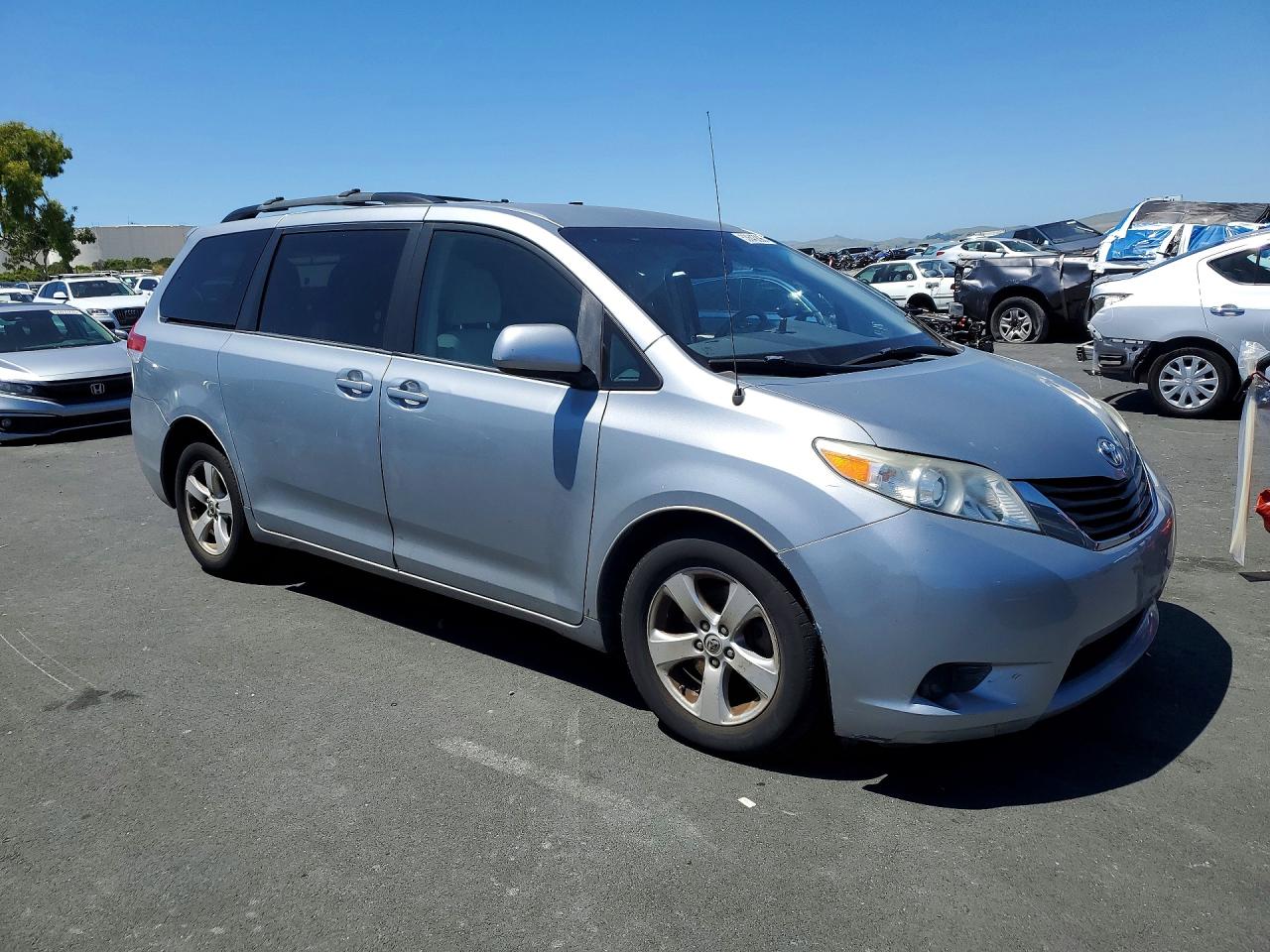 2014 Toyota Sienna VIN 5TDKK3DC4ES484459 photo 4