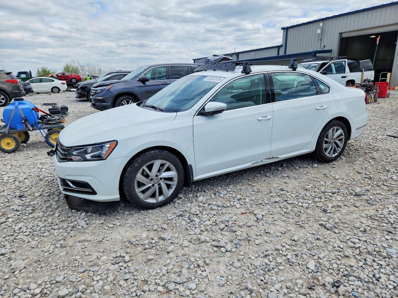 2018 Volkswagen Passat VIN 1VWBA7A39JC000518 photo 1