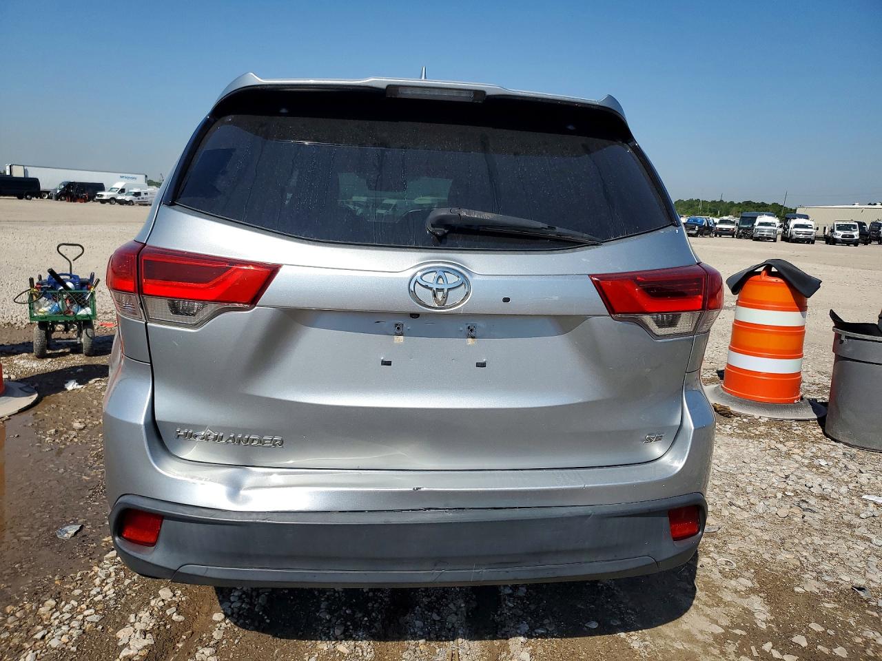 2017 Toyota Highlander VIN 5TDKZRFH4HS517701 photo 6