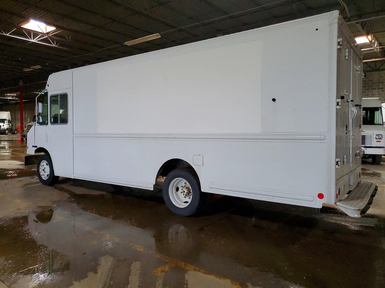 2018 FREIGHTLINER All other VIN 4UZAAPFD8JCJZ6690 photo 2