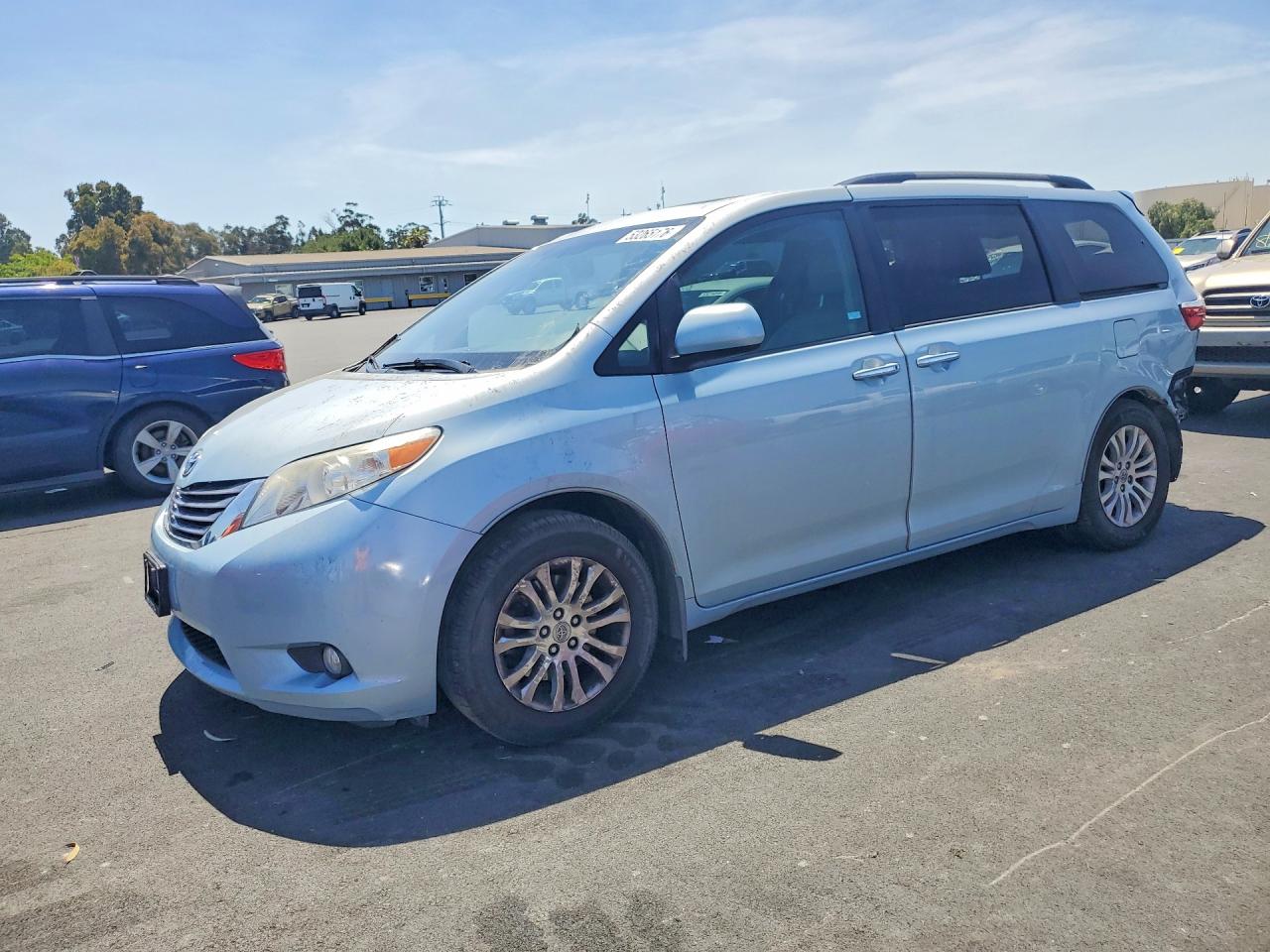 2017 Toyota Sienna VIN 5TDYZ3DC2HS870761 photo 1