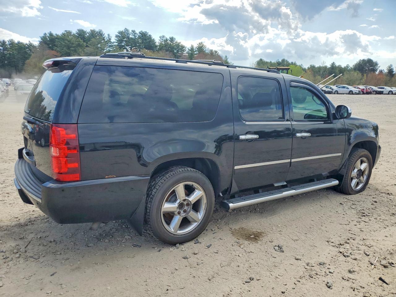 2013 Chevrolet Suburban VIN 1GNSKKE75DR252839 photo 3