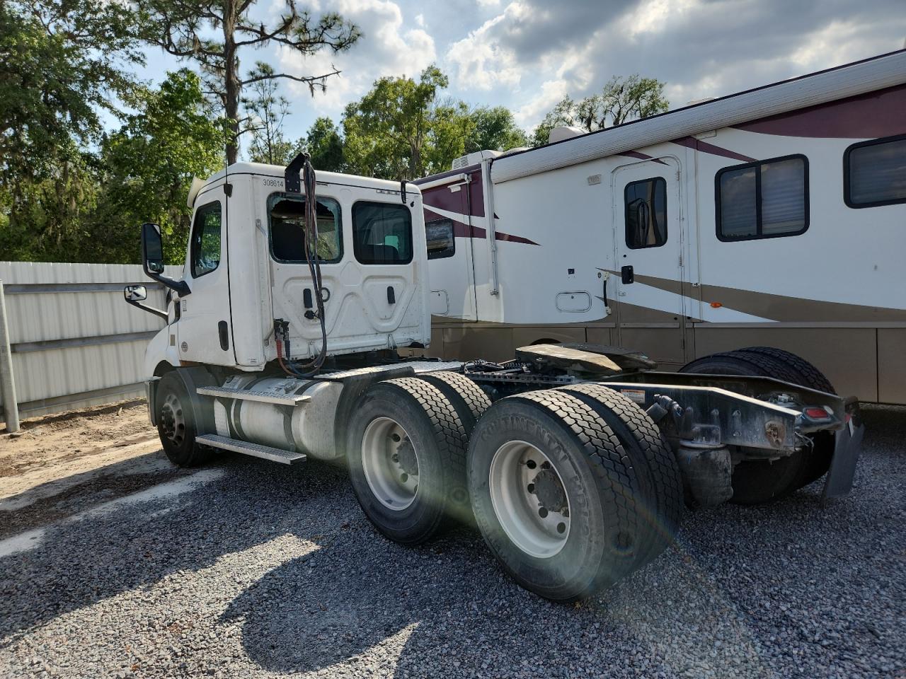 2020 FREIGHTLINER All other VIN 1FUJHTDVXLLLU7741 photo 3