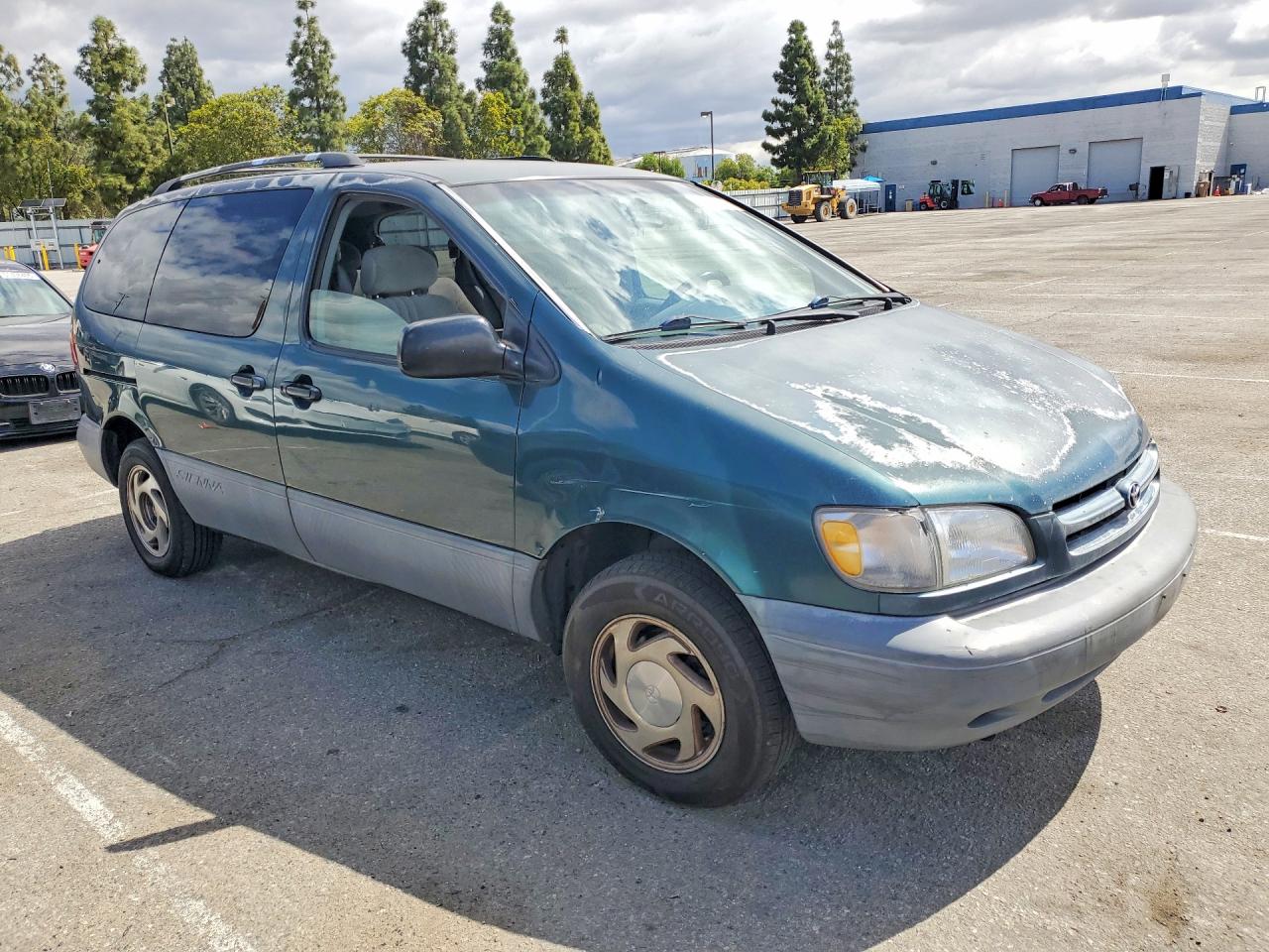 1998 Toyota Sienna VIN 4T3ZF13C6WU025460 photo 4