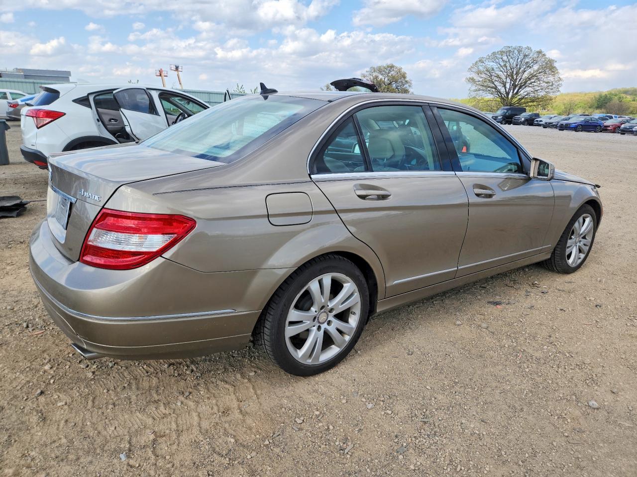 2010 Mercedes-Benz C class VIN WDDGF8BB2AR090071 photo 3