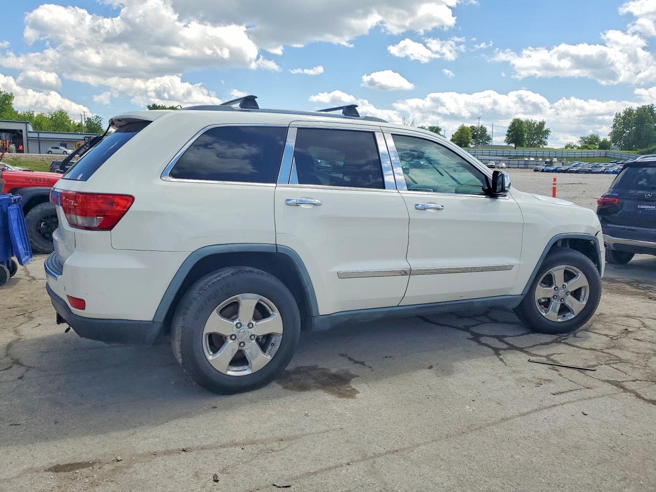 2011 Jeep Cherokee VIN 1J4RR5GG3BC655598 photo 3