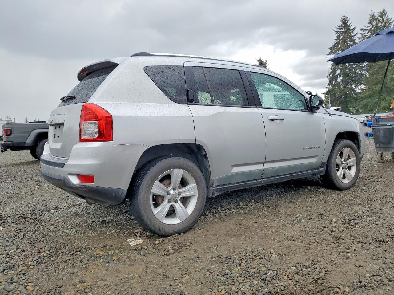2011 Jeep Compass VIN 1J4NT1FA4BD215762 photo 3