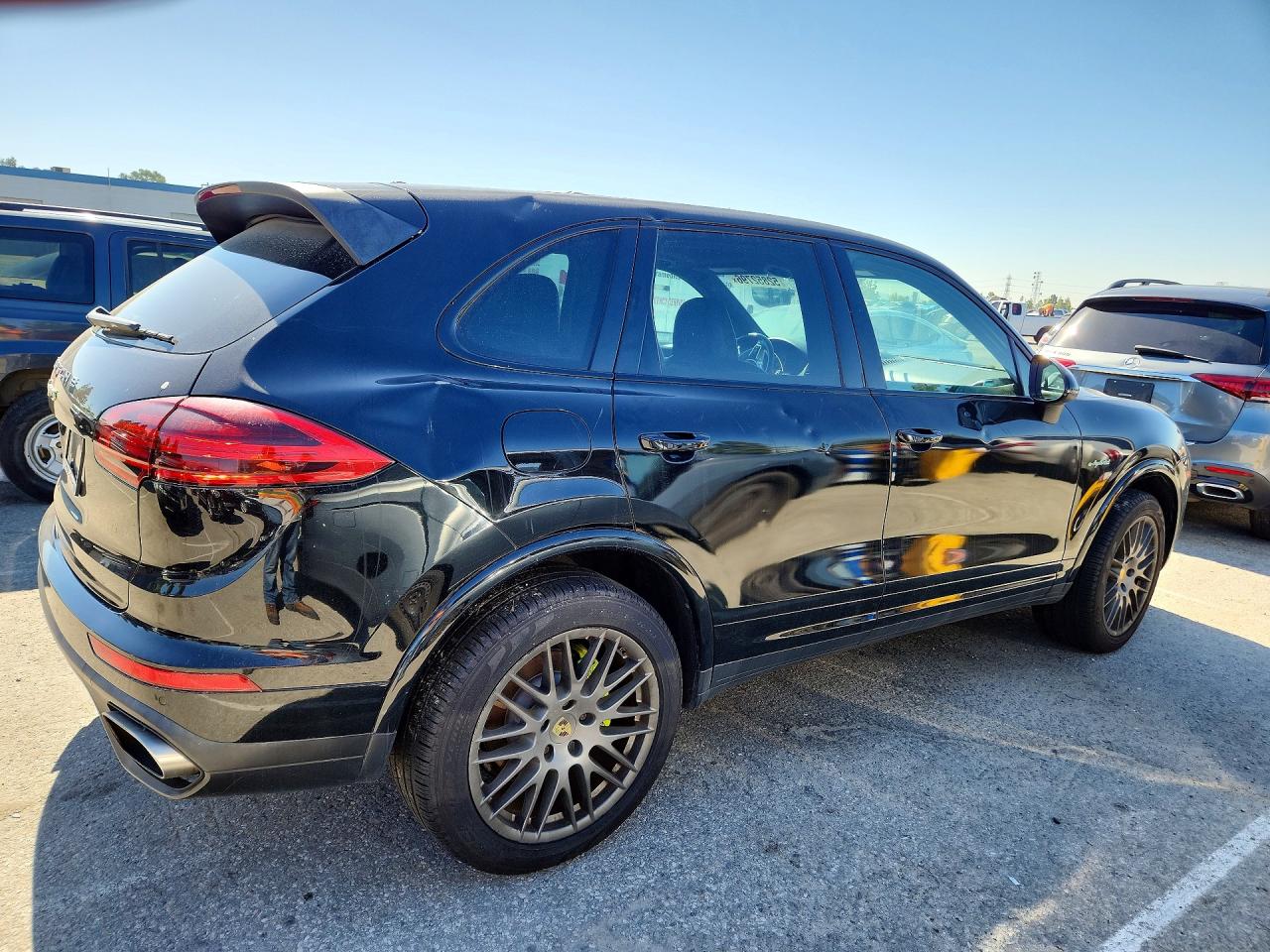 2017 Porsche Cayenne VIN WP1AE2A20HLA75579 photo 3