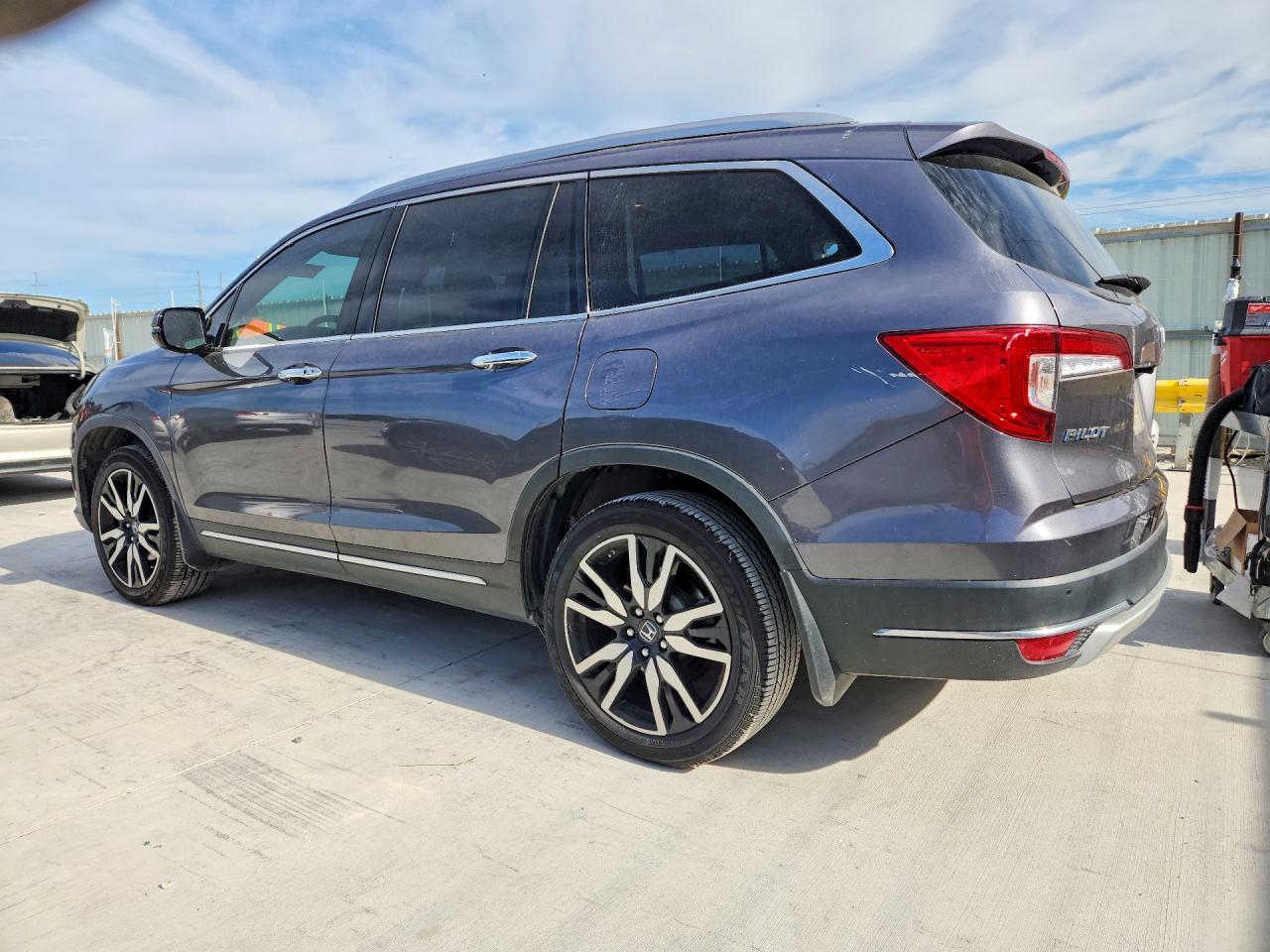 2020 Honda Pilot VIN 5FNYF5H61LB021615 photo 2