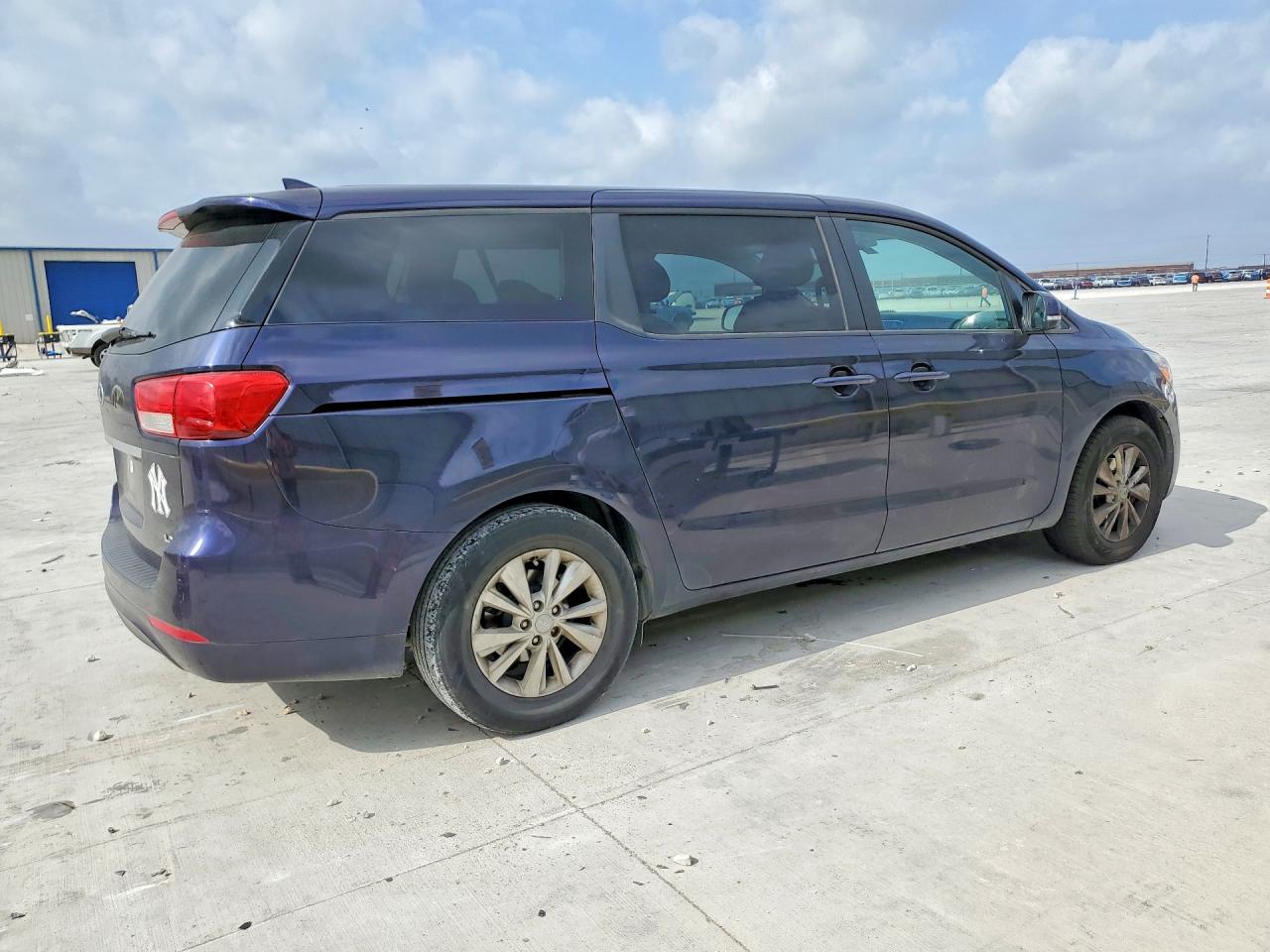 2018 Kia SEDONA VIN KNDMB5C13J6373559 photo 3