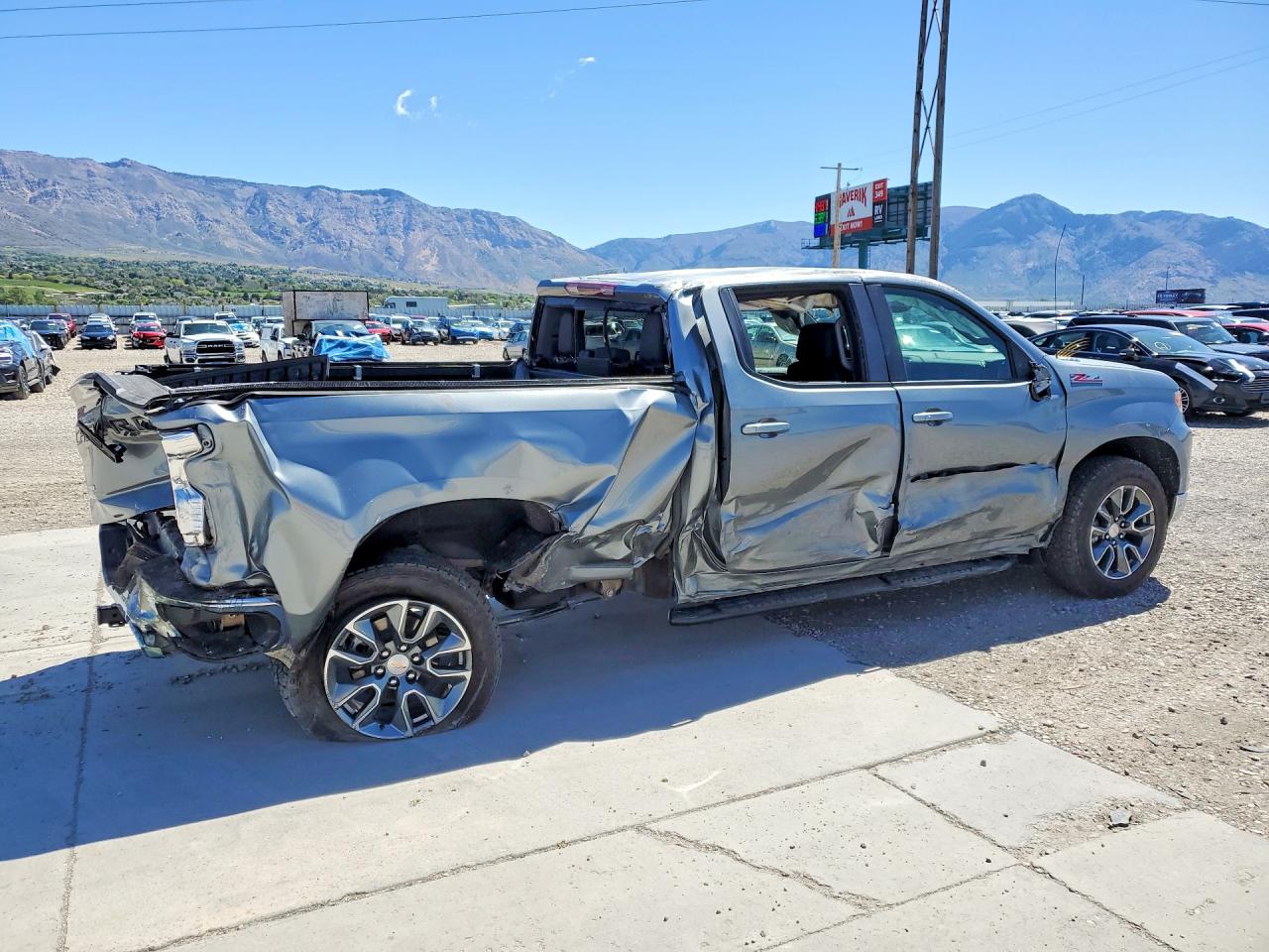 2026 Chevrolet Silverado VIN 1GCUKDE81TZ159658 photo 3