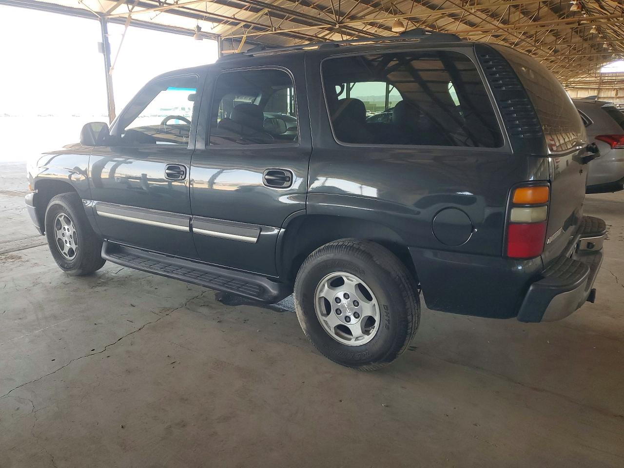 2004 Chevrolet Tahoe VIN 1GNEK13T44R294894 photo 2