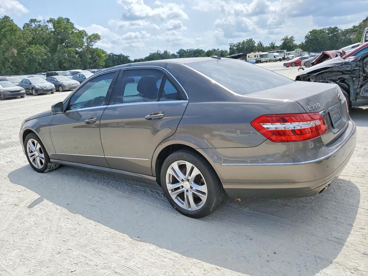 2010 MERCEDES-BENZ E-class VIN WDDHF5GB5AA087269 photo 2