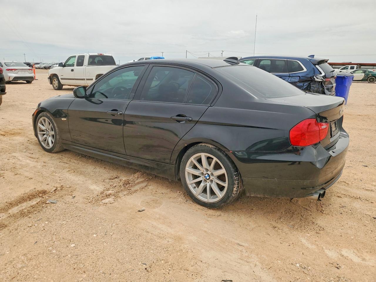 2010 BMW 3 series VIN WBAPH7G58ANM52183 photo 2