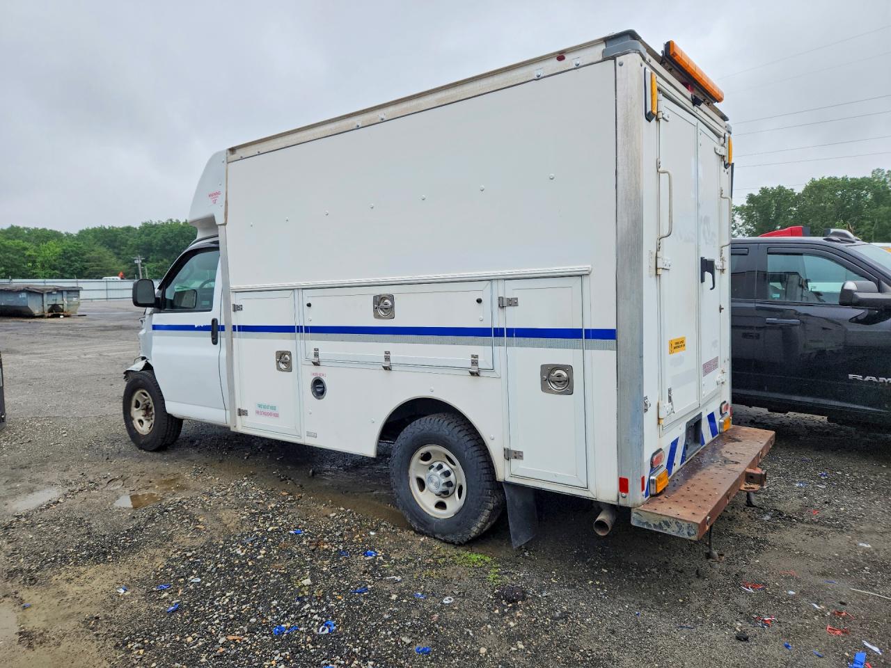 2018 CHEV Express VIN 1GB0GRFG8J1345684 photo 2