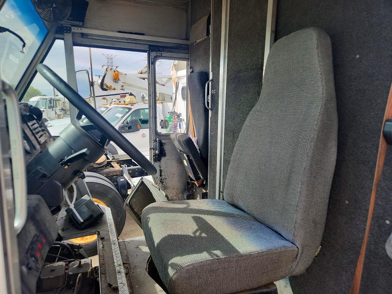 1998 FREIGHTLINER All other VIN 4UZA4FF41WC897922 photo 7