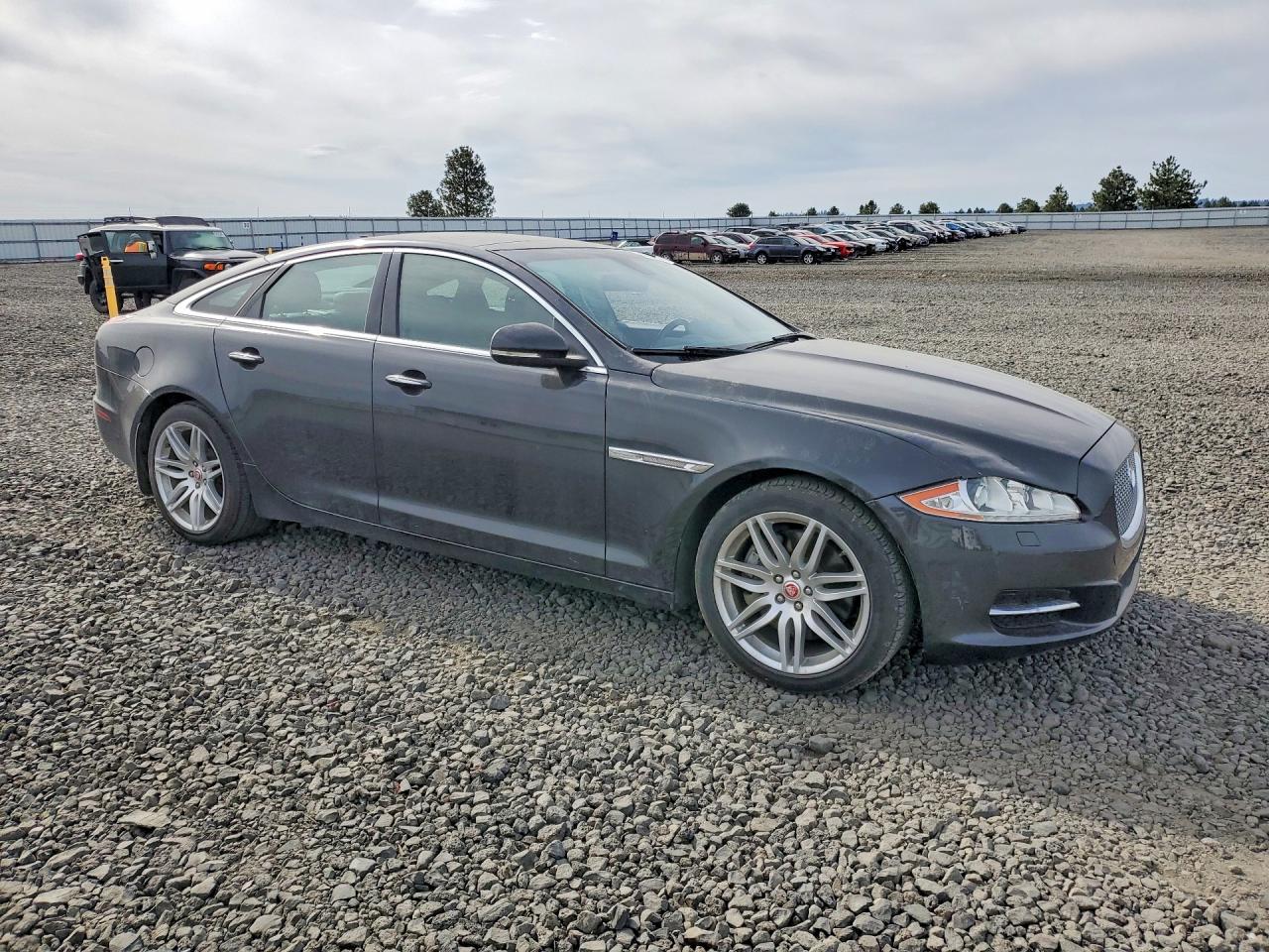 2015 Jaguar Xj VIN SAJXJ1CDXF8V79042 photo 4