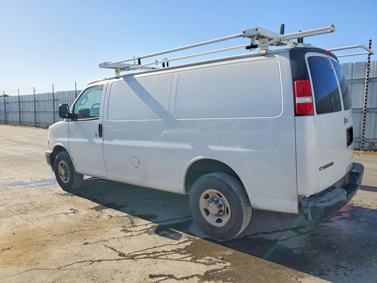 2020 CHEV Express VIN 1GCWGAFP7L1185758 photo 2