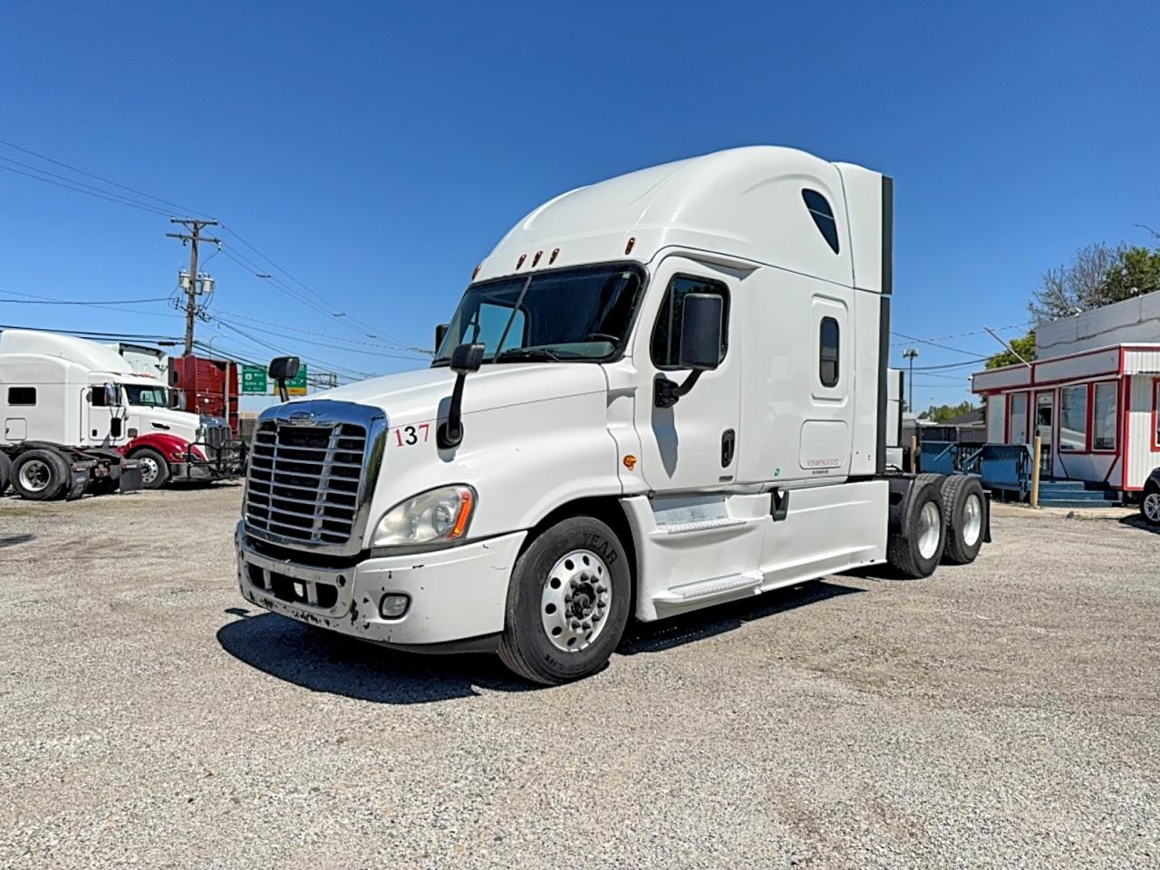 2015 FREIGHTLINER All other VIN 3AKJGLD56FSGF3152 photo 2
