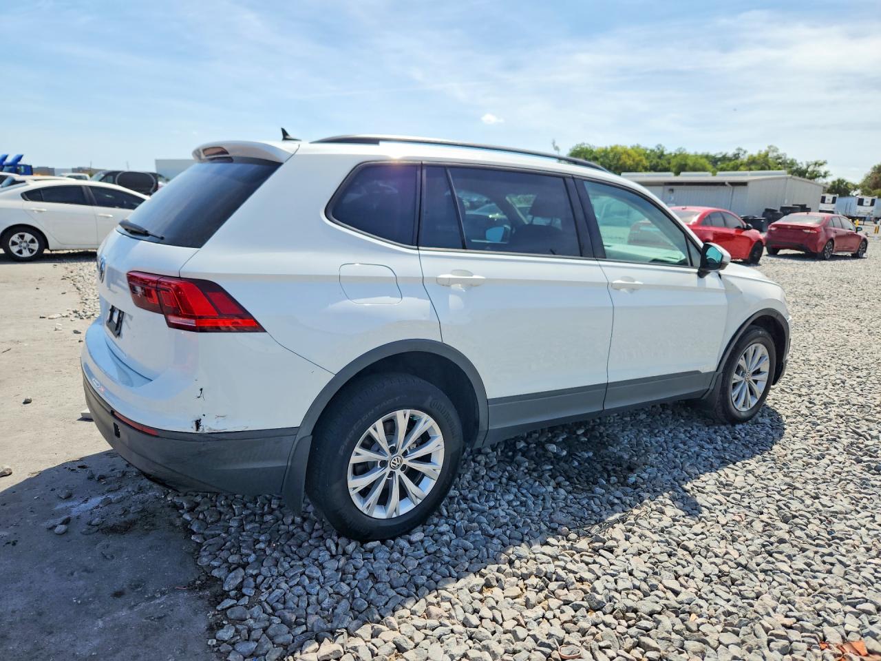 2020 Volkswagen Tiguan VIN 3VV1B7AX5LM105400 photo 3