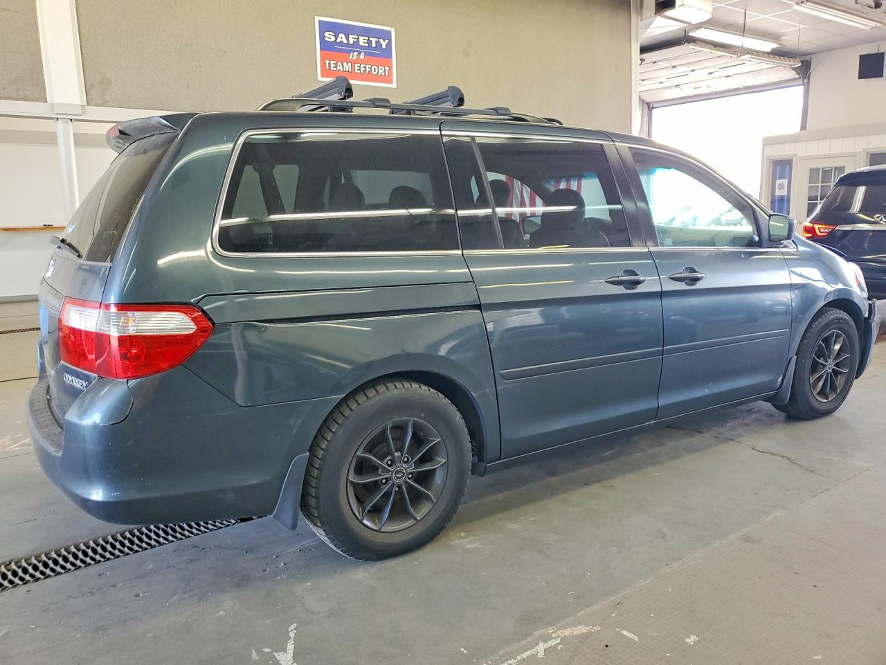 2005 Honda Odyssey VIN 5FNRL38705B136848 photo 3