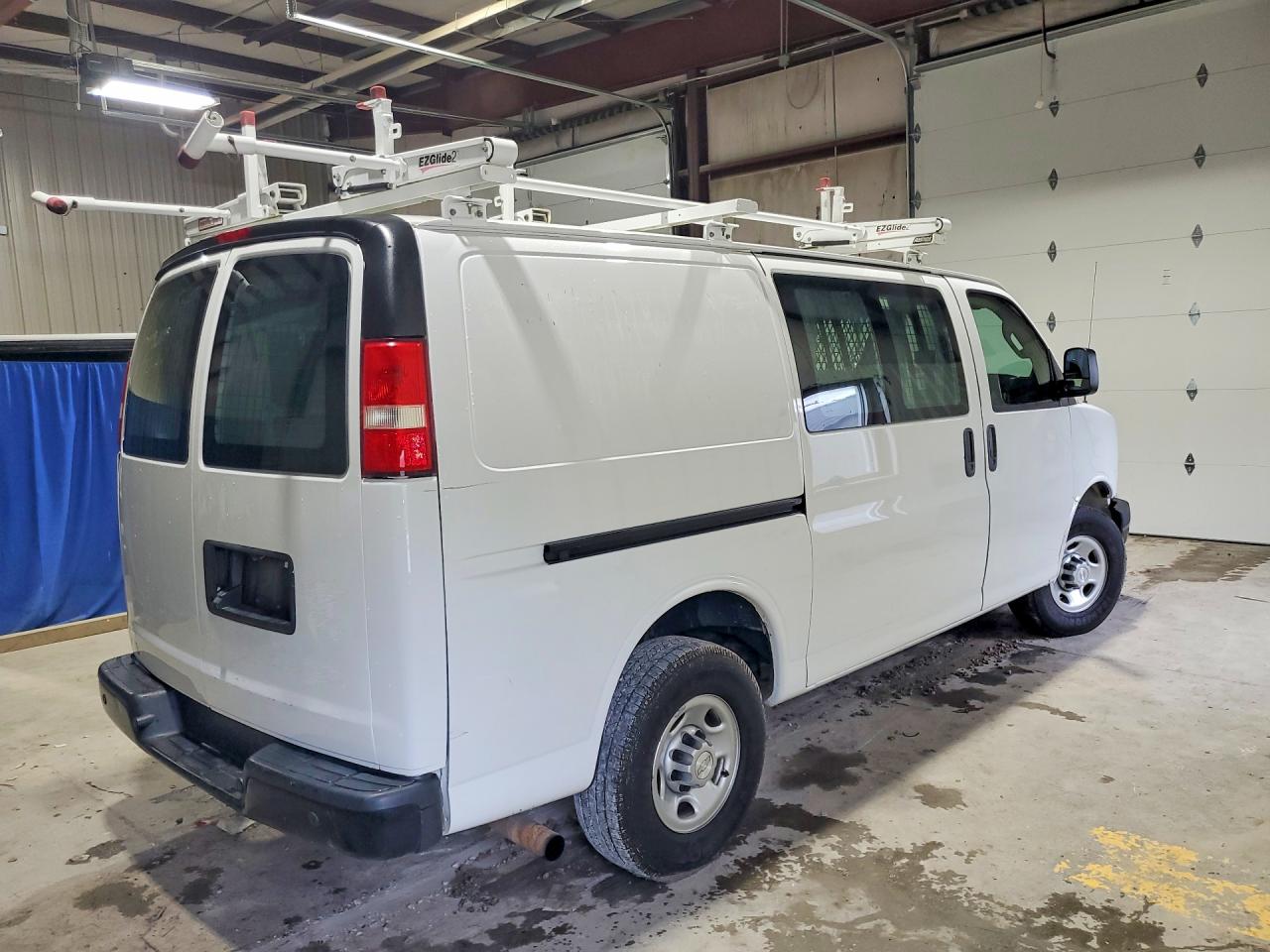 2018 Chevrolet Express VIN 1GCWGAFG1J1179449 photo 3