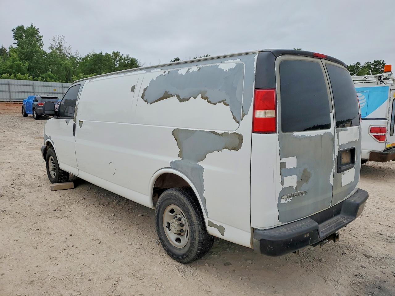 2009 CHEV Express VIN 1GCHG39K691148990 photo 2