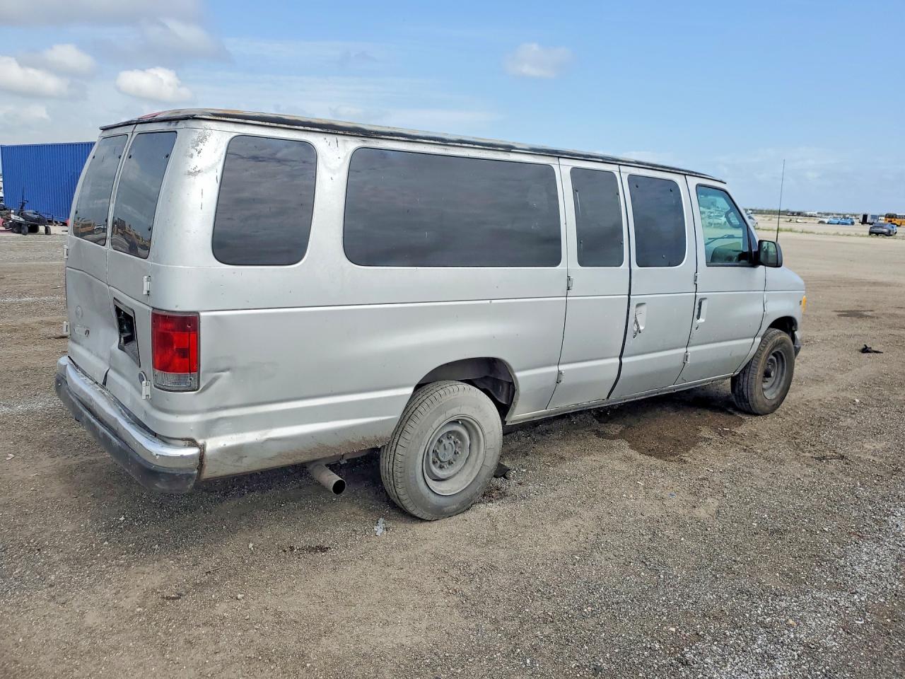 2002 Ford Econoline VIN 1FBSS31L62HA65019 photo 3