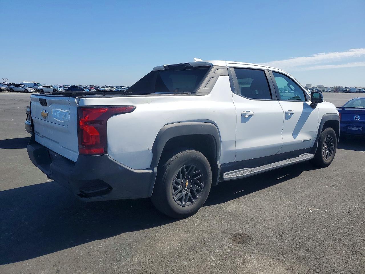 2024 CHEV All models VIN 1GC10VEL6RU201587 photo 3