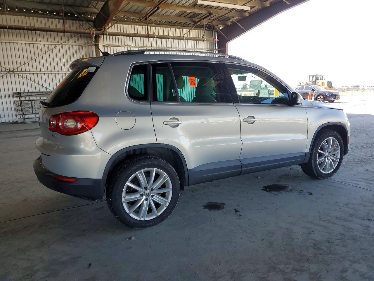 2011 VOLKSWAGEN Tiguan VIN WVGAV7AX7BW515325 photo 3